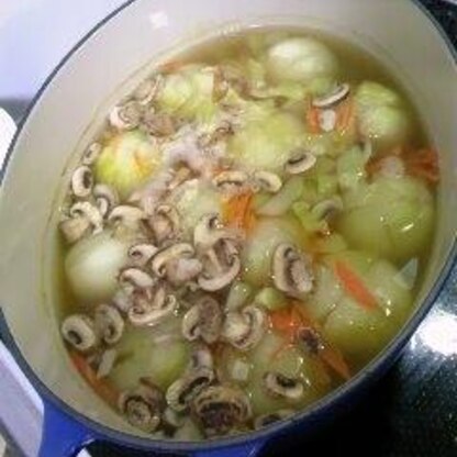 小玉な玉ねぎを箱買いしたので丸ごとスープにできるレシピが助かりました。ブラウンマッシュルーム＆人参＆ブロッコリーの茎も入れて倍量作成☆